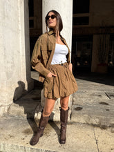 Carica l'immagine nel visualizzatore di Gallery, CAMICIA VERDONE CON TASCHE APPLICATE
