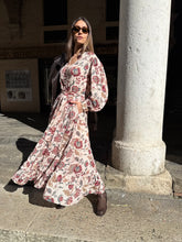 Carica l'immagine nel visualizzatore di Gallery, VESTITO FIORI BASE BIANCA
